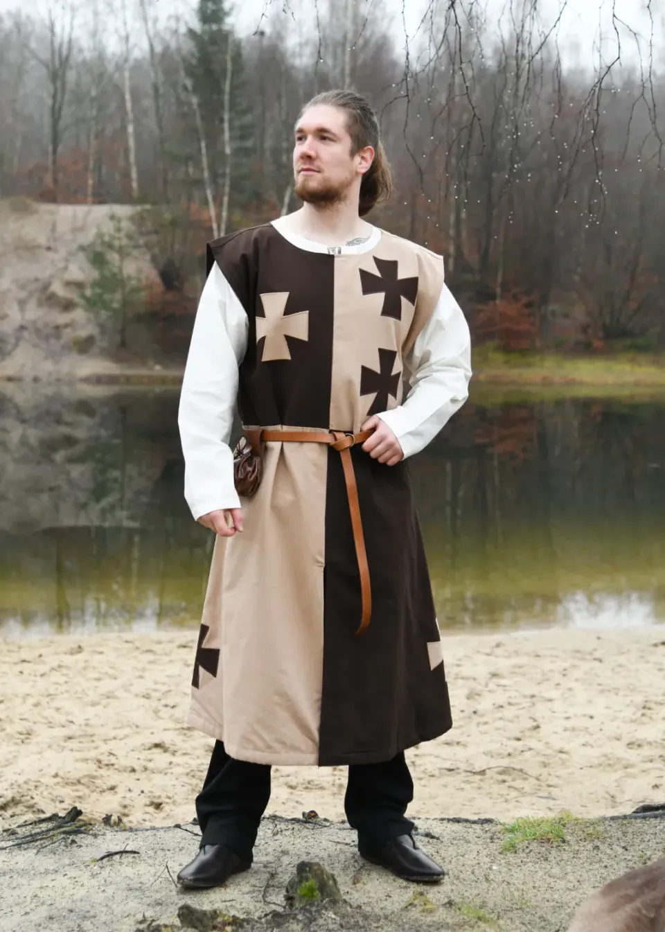 La Bottega di Merlino tabarda medievale con croci costume marrone