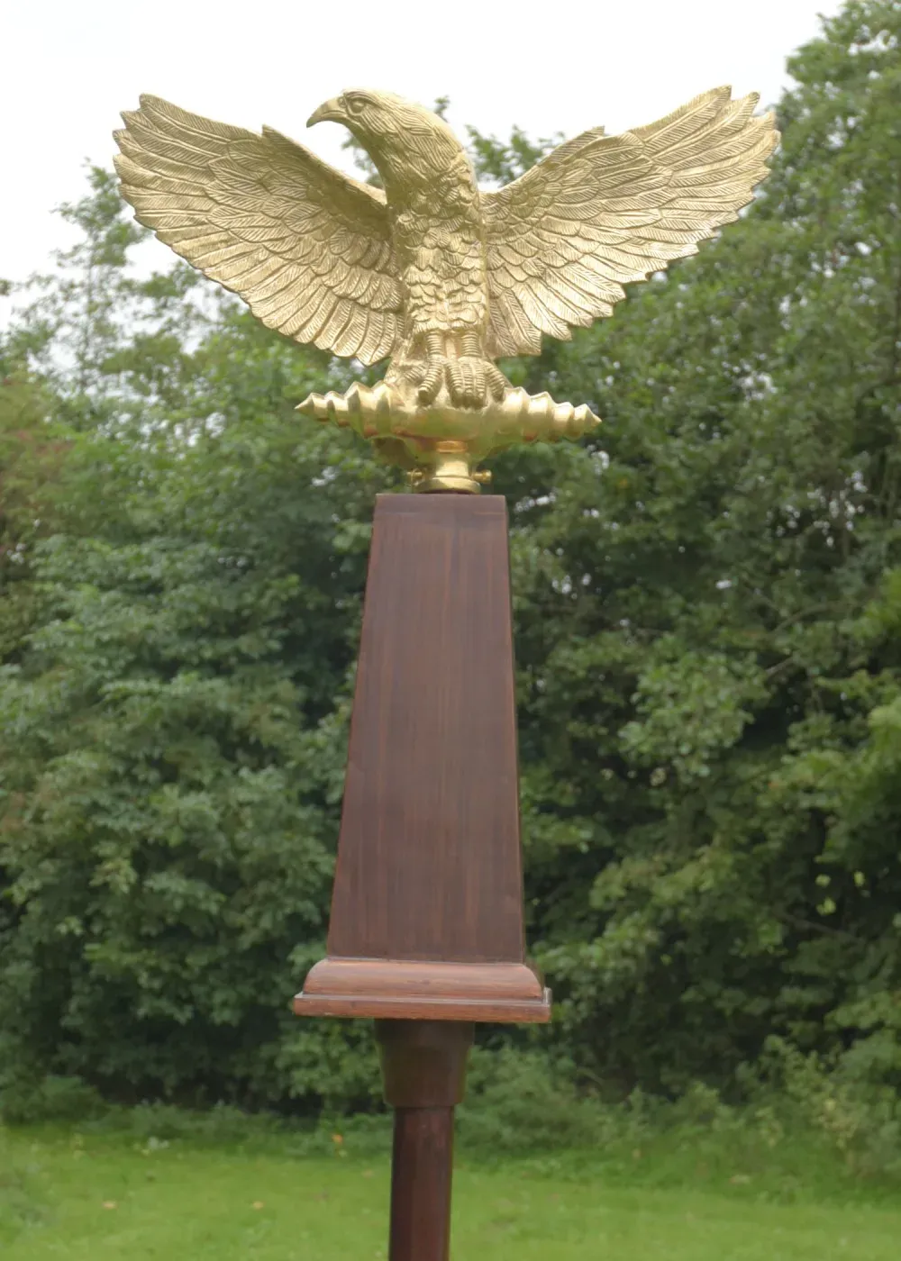 La Bottega di Merlino Aquila romana ottone replica con stand legno 217 cm