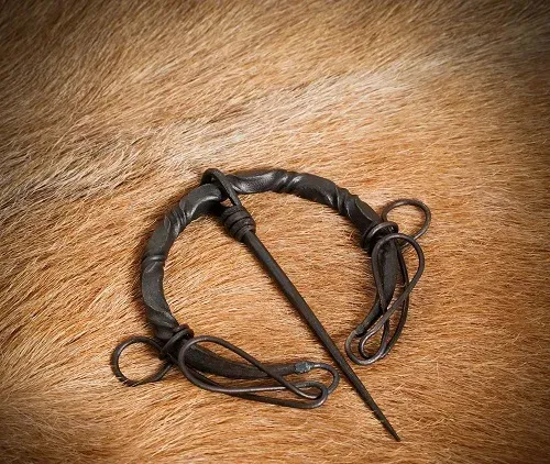 La Bottega di Merlino Fibula annodata spilla ferro 6,2 cm
